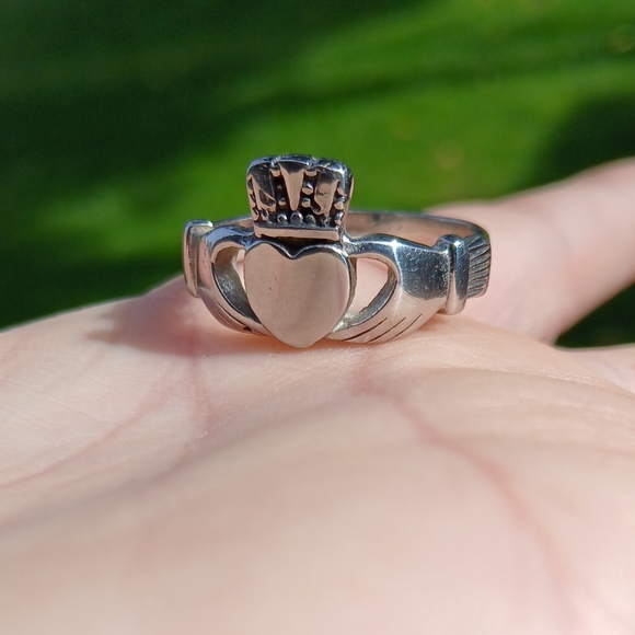 New Men's Silver Claddagh Ring. - Picture 2 of 11